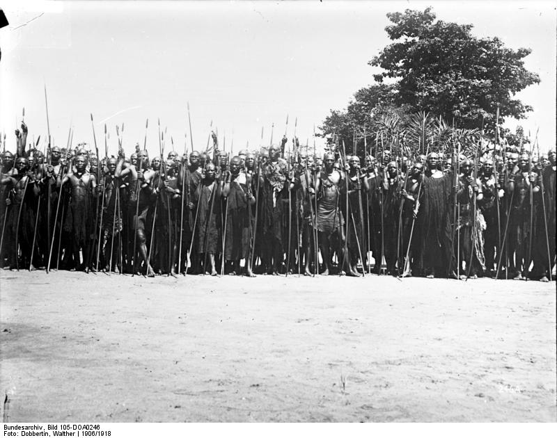 Abadasigana de Mwezi Gisabo – ( Photo : wikipedia ) Leute des Königs Kasliwami von Urundi