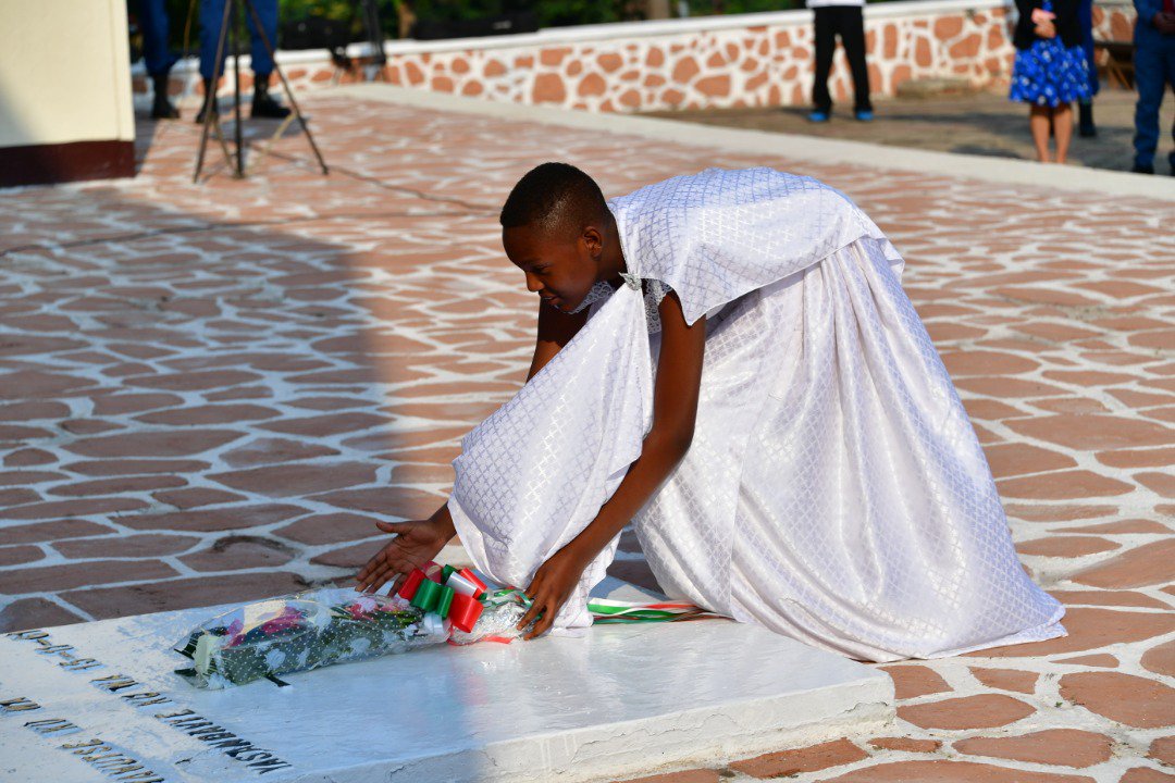 Burundi - 1er Juillet : Les deux arrières petites filles du Prince Louis RWAGASORE participent au dépôt des gerbes de fleurs