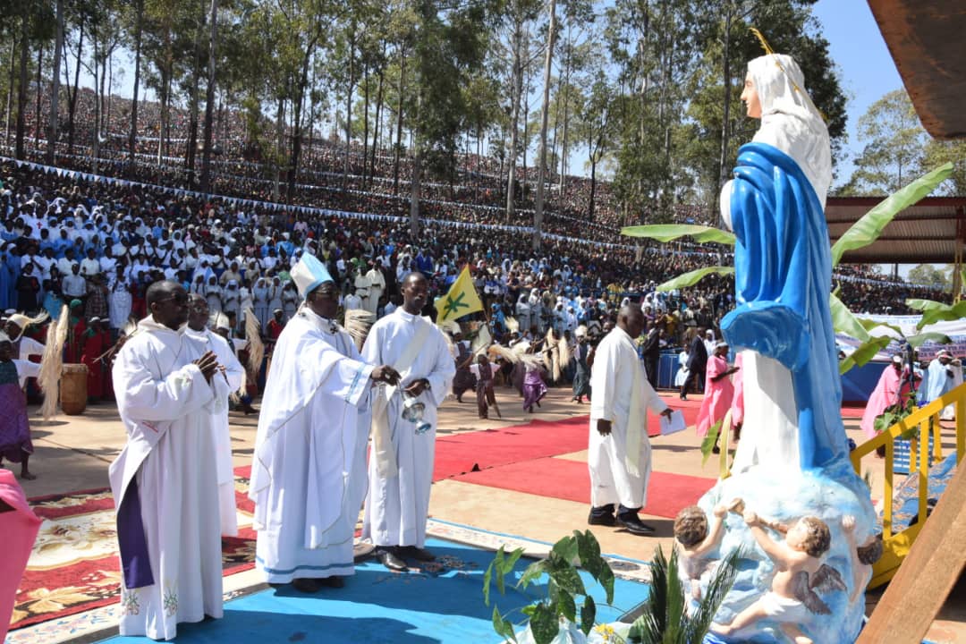 Burundi : Près de 100.000 Barundi à Mugera, Gitega, pour l'Assomption - fête de la VIERGE MARIE "qui serait en réalité MUKA KIRANGA / RYANGOMBE"