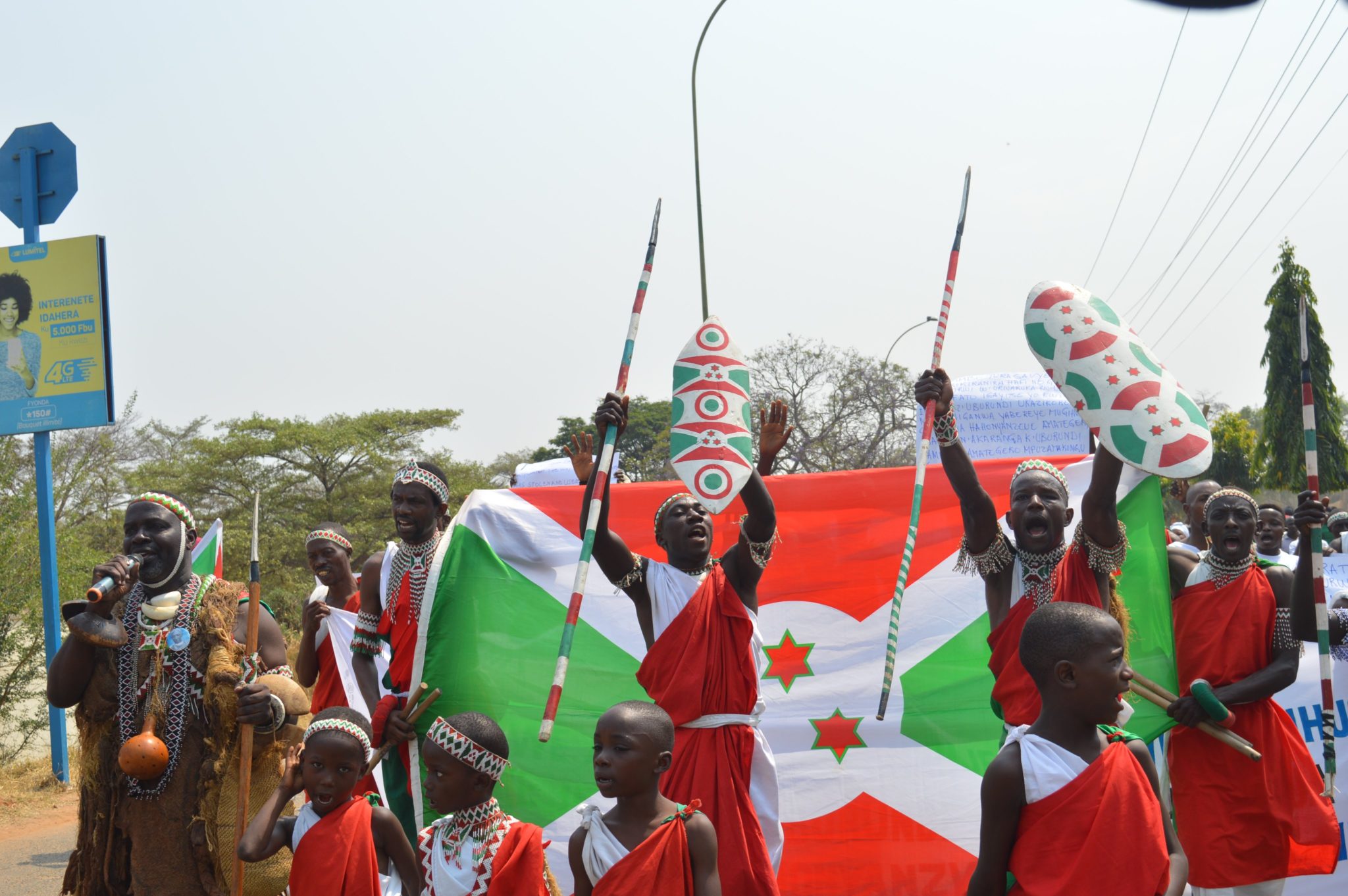 Burundi : 50.000 manifestants défilent avec les Tambourinaires du Burundi contre l'usurpation du - Tambour du Burundi - par le Rwanda