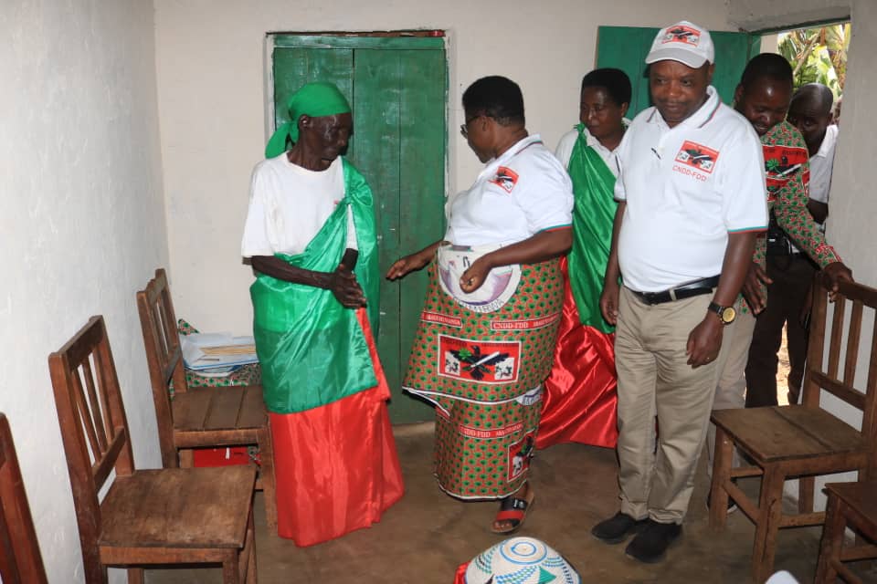 Burundi : La Ligue des femmes du parti CNDD-FDD - ABAKENYERERARUGAMBA - à Muyinga offre 16 maisons aux plus démunis