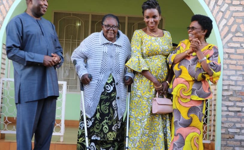 Le Président NDAYISHIMIYE  visite la maman de Feu NKURUNZIZA / BURUNDI