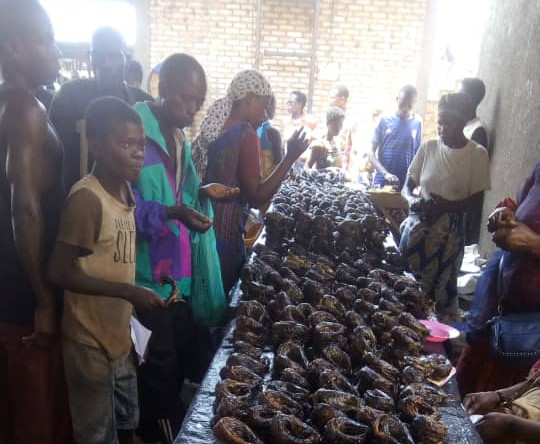 Les MUKEKE inondent le marché de BUBANZA / BURUNDI