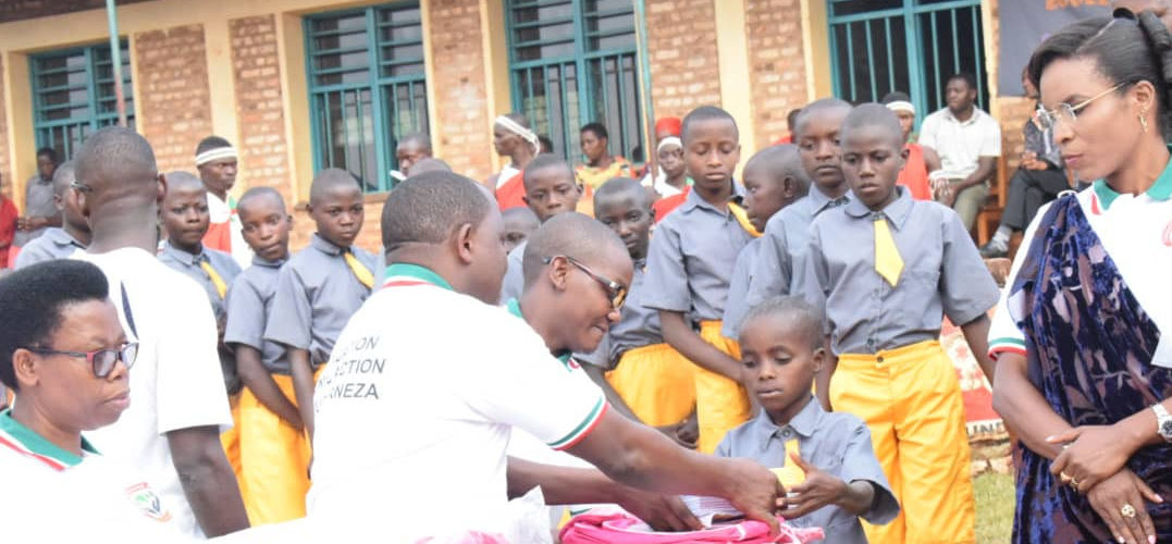 La PREMIERE DAME vient en aide aux élèves d’une école à NGOZI / BURUNDI