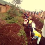 BURUNDI : TRAVAUX DE DEVELOPPEMENT COMMUNAUTAIRE - Les IMBONERAKURE de MUSONGATI déblayent une route à RUTANA