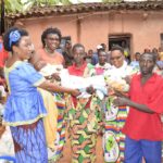 BURUNDI : FEMMES INTWARI visitent une famille à TRIPLÉS à GASAGARA / GITEGA