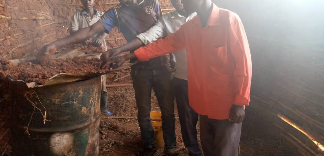 BURUNDI : Les fabricants de charbons écologiques de KIBAGO / MAKAMBA