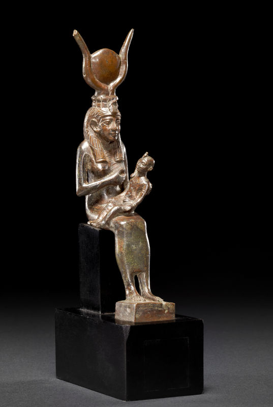 Statue de la déesse Isis allaitant son fils Horus ou "Isis lactans". Égypte – Basse Epoque, circa 600 BC © BRAFA 2010