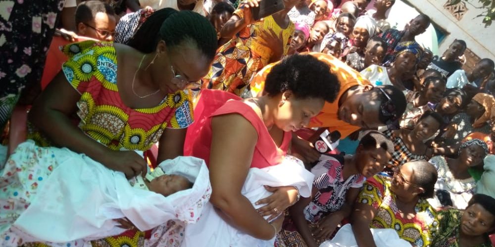 BURUNDI : Visite des BAKENYERERARUGAMBA à une famille de triplets à RUGOMBO / CIBITOKE