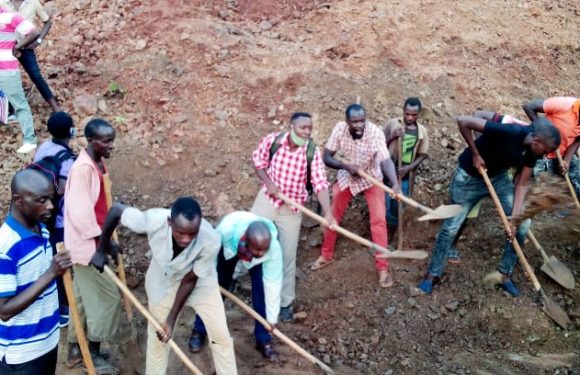 BURUNDI : TRAVAUX DE DEVELOPPEMENT COMMUNAUTAIRE  – Réparer une route sur la colline RUKONWE à MABANDA, MAKAMBA