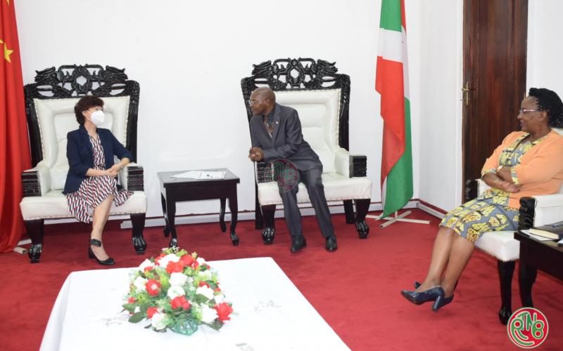 Le Président de l’AN reçoit en audience la nouvelle ambassadrice de Chine au Burundi