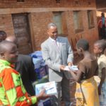BURUNDI : L'OMBUDSMAN distribue du matériel scolaire en colline MIKONI / KAYANZA