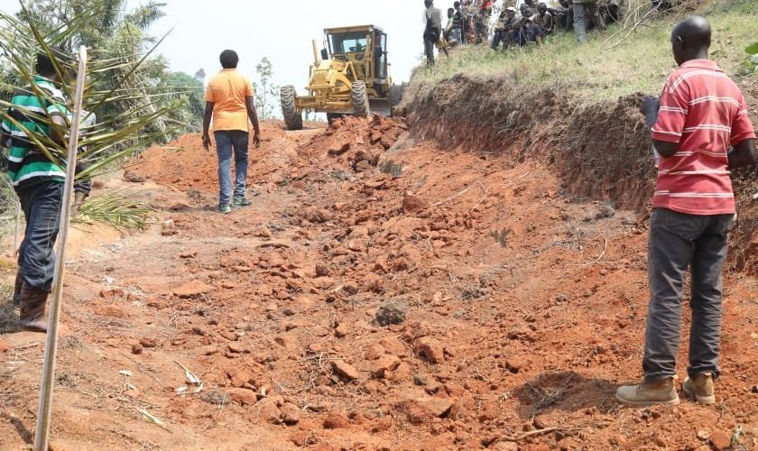 Burundi : Travaux de Développement Communautaire – Tracer une route liant la colline BISAKA à la RN3 à BURAMBI / RUMONGE