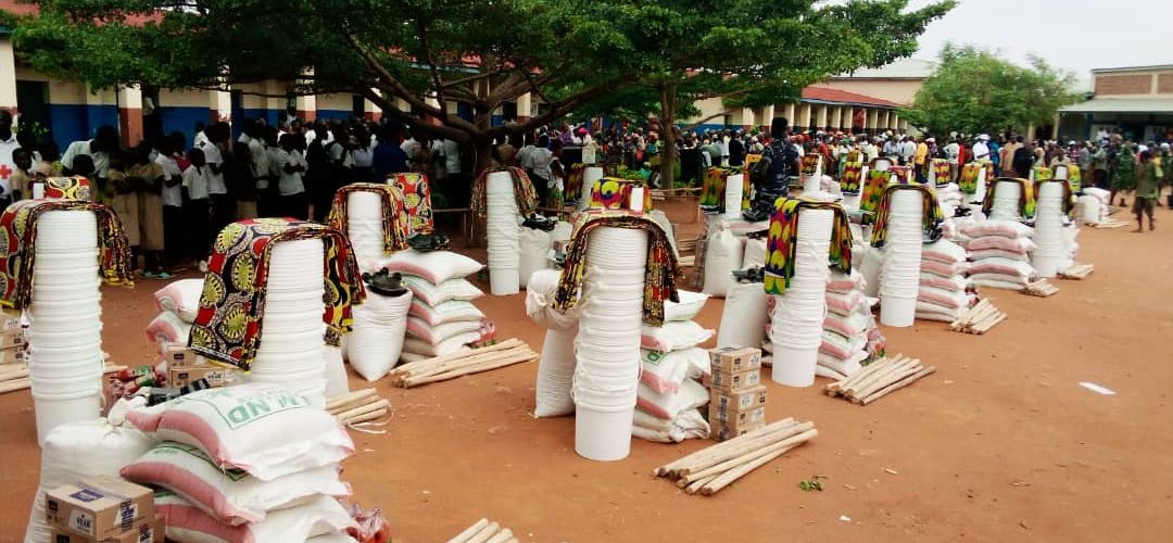 Burundi : La famille du 1er Ministre aide 300 familles paupérisées à KABEZI / BUJUMBURA