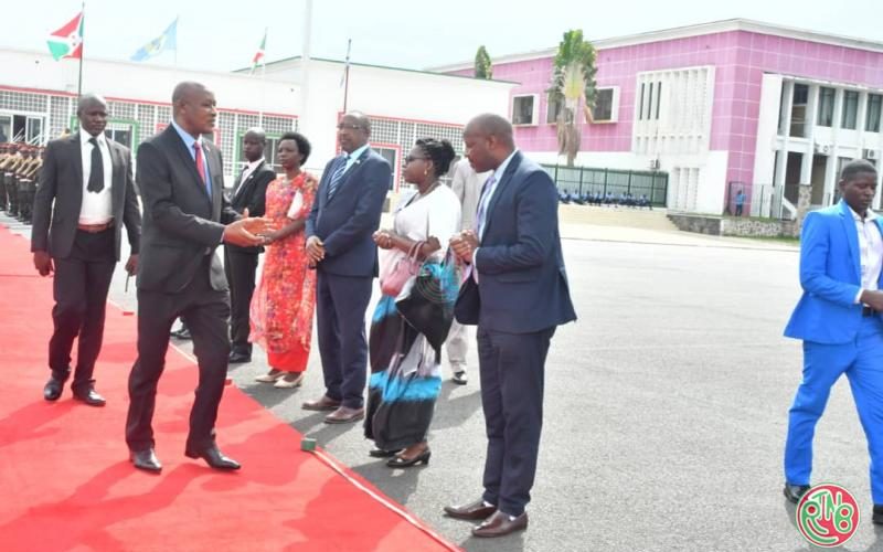 Le Vice-Président de la République du Burundi prend l’avion à destination de la Tanzanie