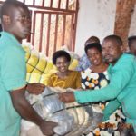 Le ministre en charge de la solidarité remet une aide aux rescapés de l'incendie de la prison de Gitega