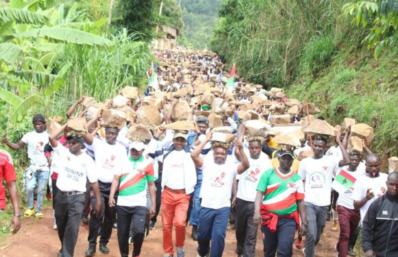 Burundi : TDC – Les imbonerakure d’ Isare construisent leur salle de réunion à Rushubi / Bujumbura