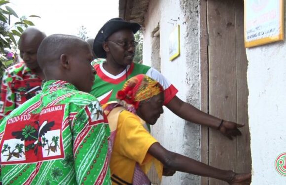 Shombo: remise de maisons aux vulnérables par le parti CNDD-FDD