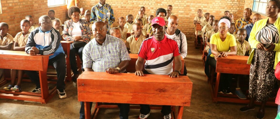 Burundi : Le 1er Ministre distribue des bancs pupitres aux écoles de Bukinanyana / Cibitoke