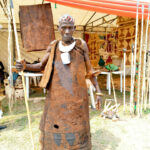 Burundi : Un fabriquant d' habits en étoffe de ficus - impuzu  y'igiti - / Mwaro