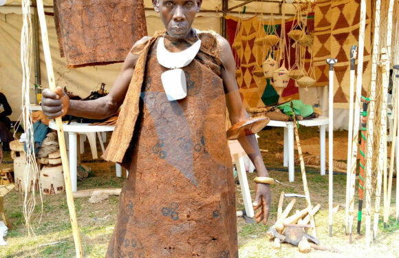 Burundi : Un fabriquant d’ habits en étoffe de ficus – impuzu  y’igiti – / Mwaro