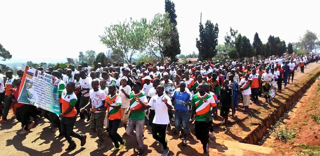Burundi : De nombreux Bagumyabanga marchent à Karusi en remerciemment au Chef de l’Etat