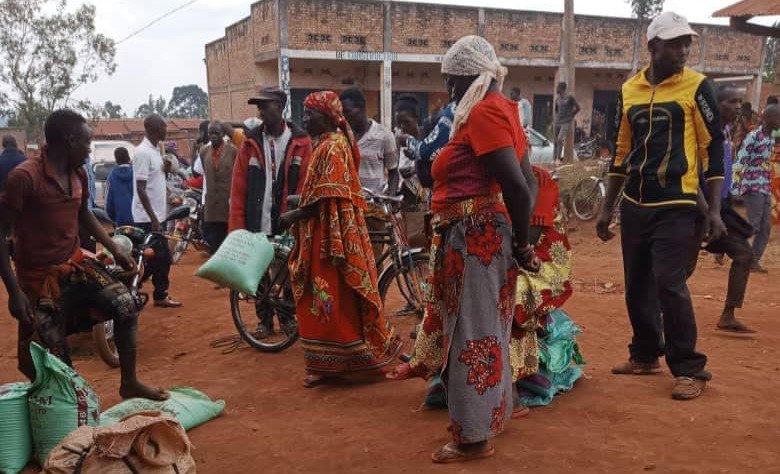 Burundi : Fomi donne 1 sac par agriculteur suite à l’insuffisance d’intrants / Karusi