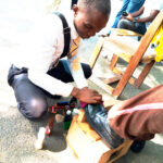 Burundi : Niyonkuru, artisan, cireur de chaussure de Bujumbura