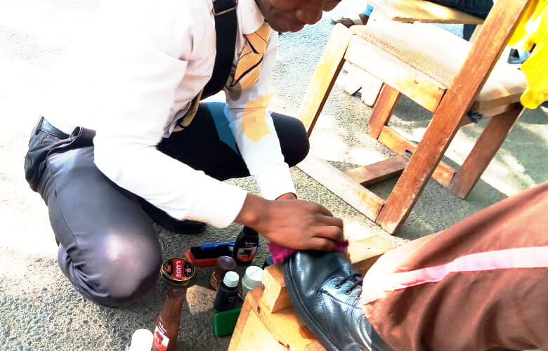 Burundi : Niyonkuru, artisan, cireur de chaussure de Bujumbura