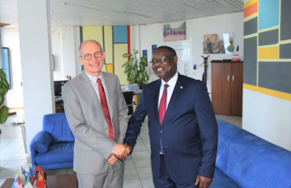 Burundi / UE : Amb. Ntahiraja Thérence a rendu visite à Amb. Claude Bochu, Ambassadeur de l’UE
