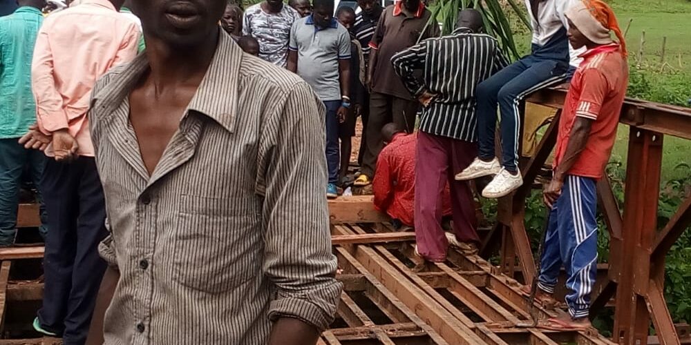 Burundi : TDC – Transporter des pierres près d’ un pont en restauration à Vugizo / Makamba